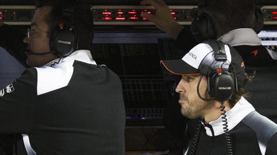 Fernando Alonso, en el pit-lane del circuito de Sakhir, en Baréin