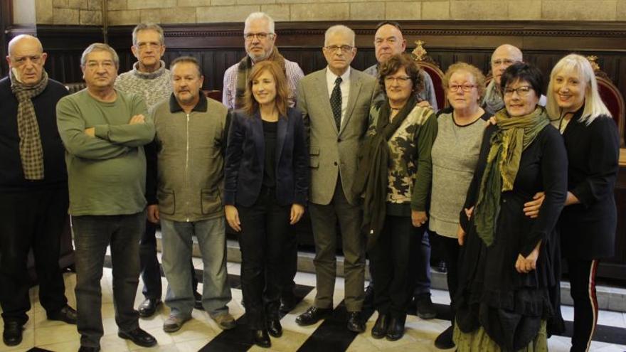 Alguns treballadors que s&#039;han jubilat amb representants de l&#039;equip de govern.