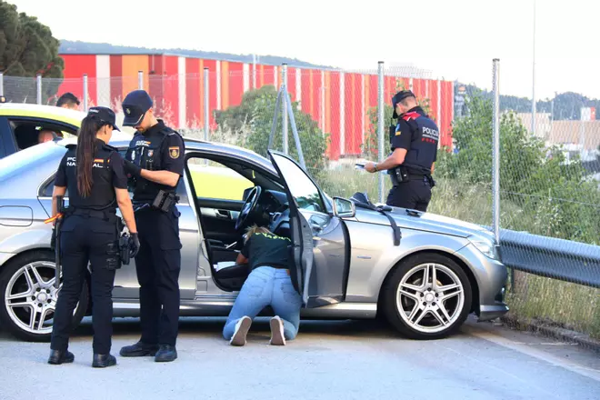 Les imatges d'un control policial a la frontera de la Jonquera