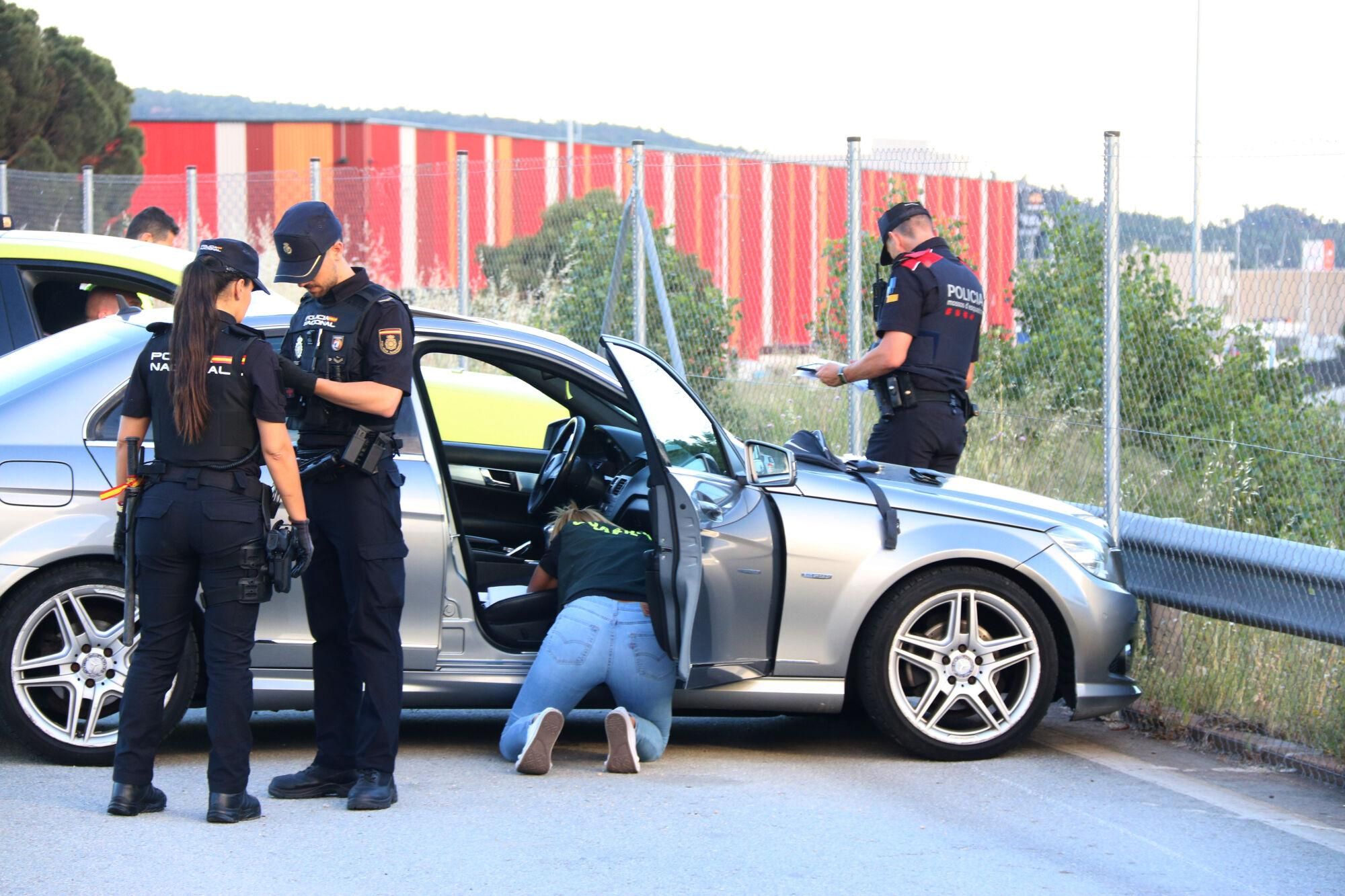 Mossos, Guàrdia Civil i CNP registrant un cotxe a la Jonquera