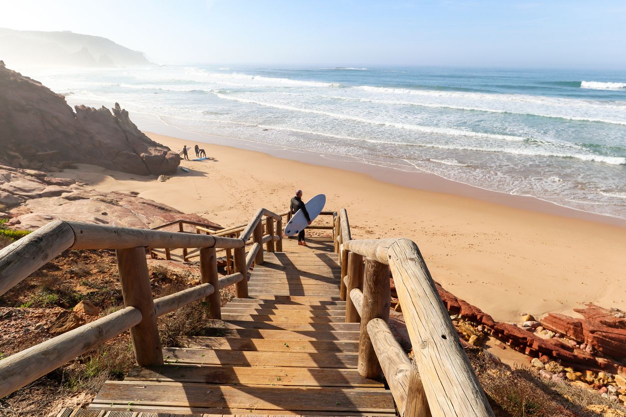 Vista a Praia do Amado, Playa y Surfer spot cerca de Sagres y Lagos, Costa Vicentina.