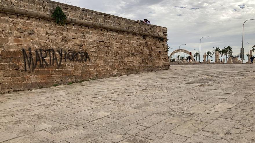 Arca reclama la eliminación urgente de una pintada de la muralla de Palma