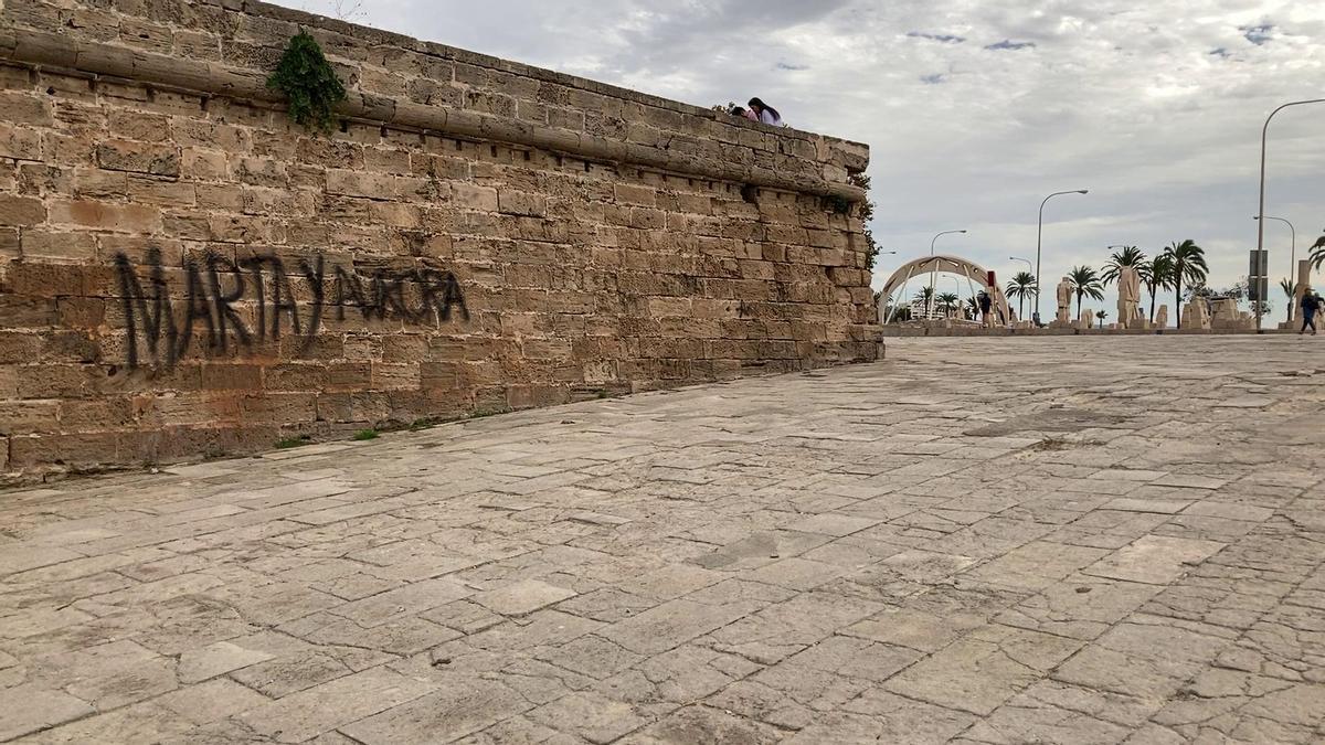 Reclaman eliminación urgente de una pintada en la muralla de Palma
