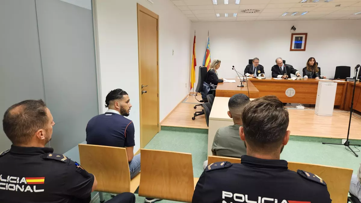 Aceptan dos años y medio de cárcel por traer a 15 inmigrantes a Alicante rodeados de bidones de gasolina