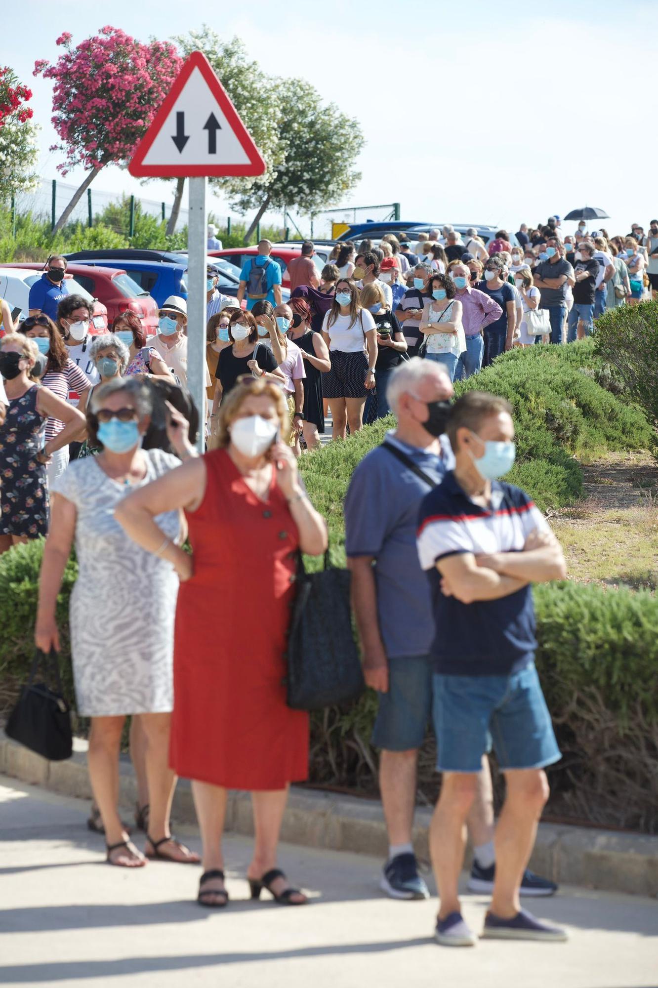 Cientos de personas hacen cola en Ciudad de la Luz para recibir la vacuna contra el covid