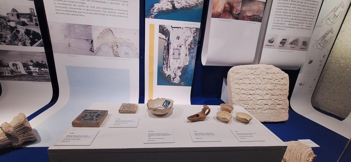 Varios objetos arqueológicos expuestos en el museo.