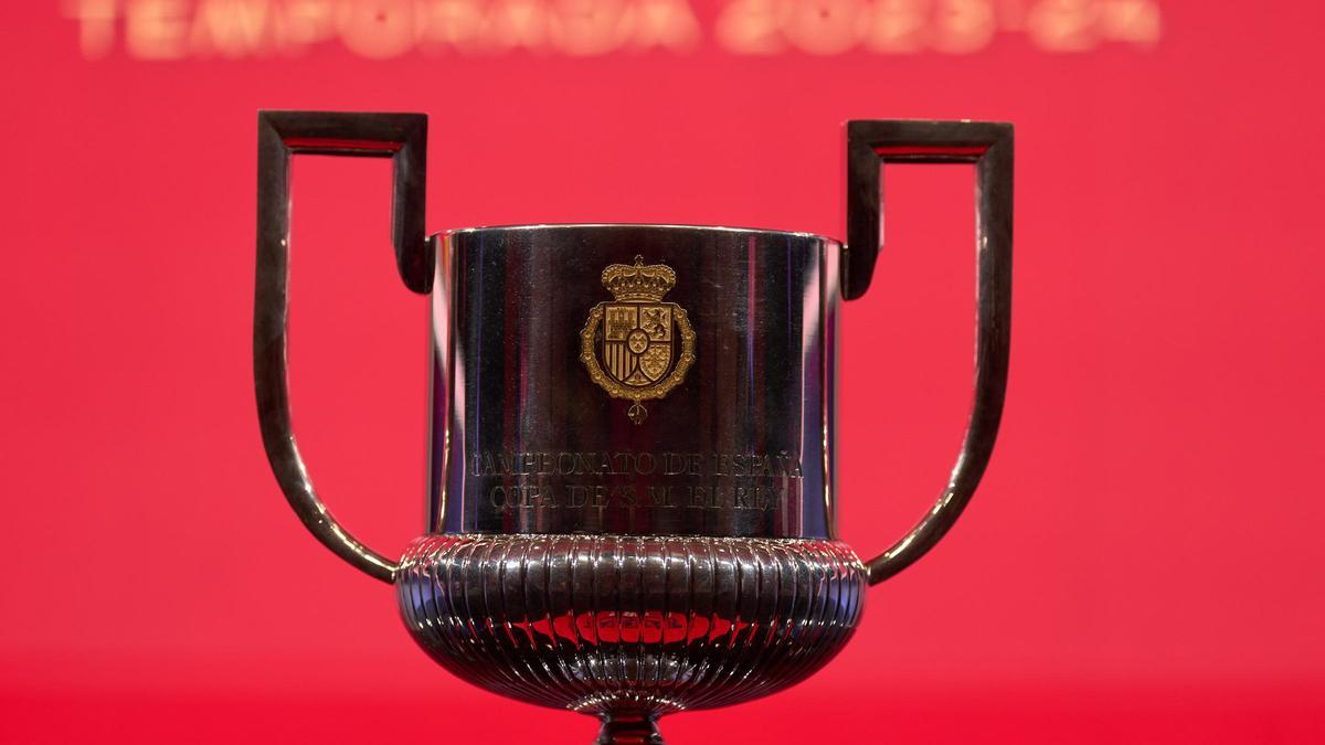 Trofeo de la Copa del Rey presidiendo el Salón Luis Aragonés de la RFEF