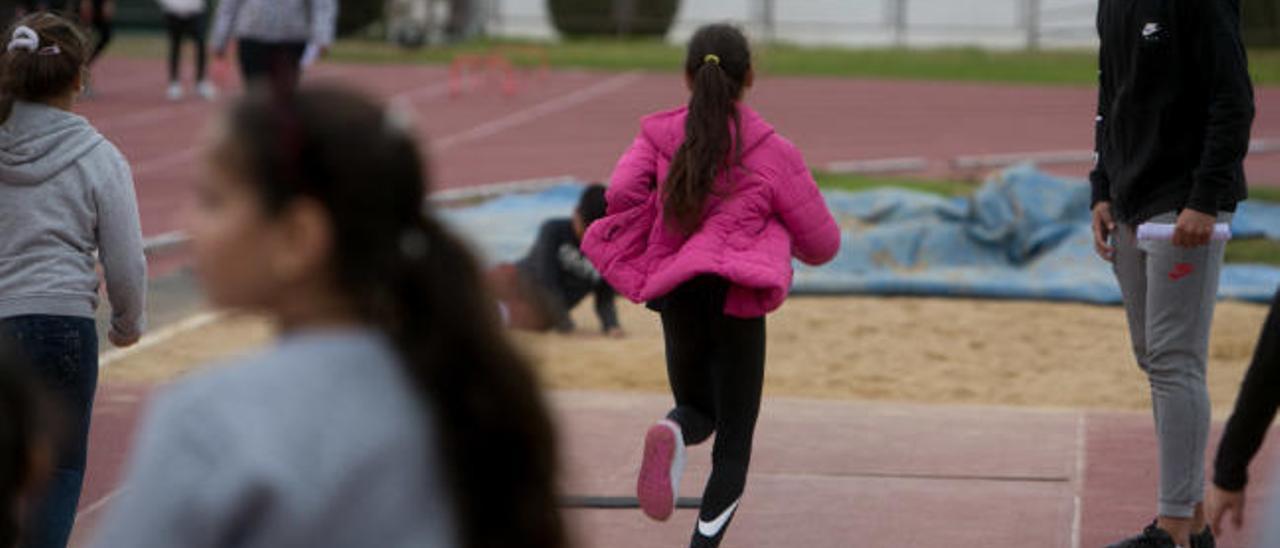 Profesores fomentan el atletismo entre los alumnos de los centros de la zona norte de Alicante