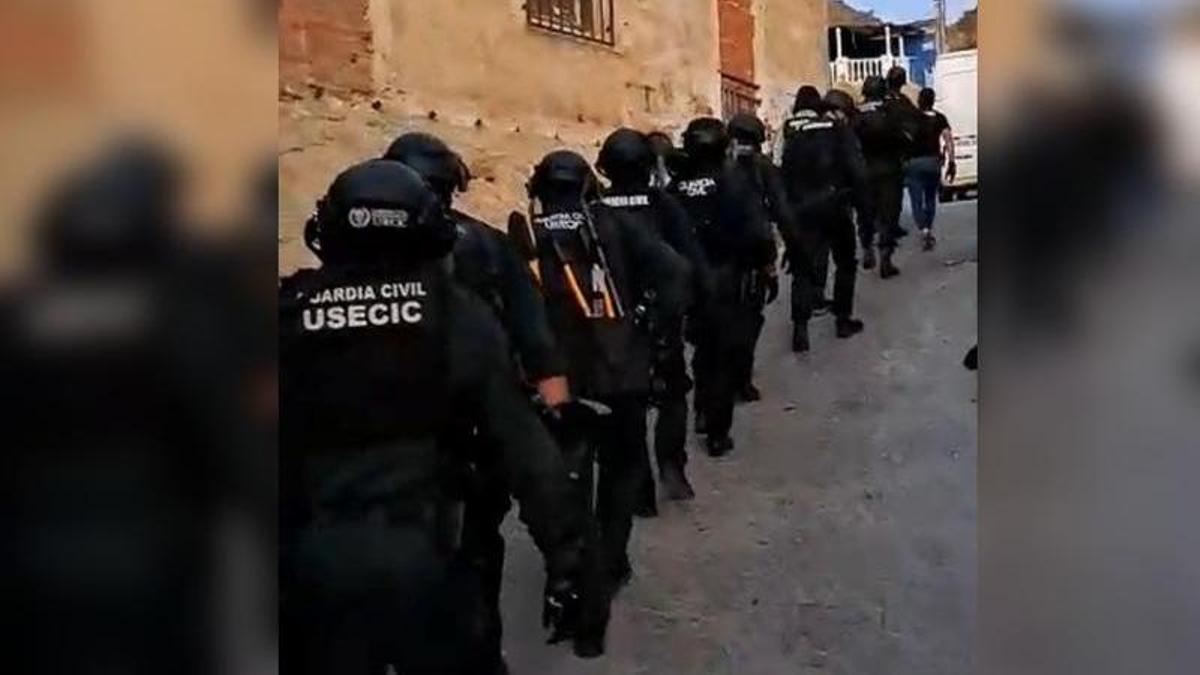 Operativo para llevar a cabo la detención del acusado de retención ilegal de una mujer en Callosa de Segura