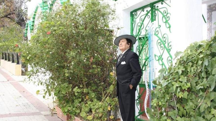 El artista malagueño, en la puerta de su residencia, un templo de la cultura popular.