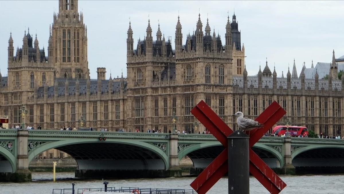 El Palacio de Westminster y el Puente de Westminster en una imagen de archivo de 2015.