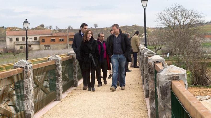 Silvia Clemente visita la nueva pasarela sobre el arroyo de Ahogaborricos en Pobladura del Valle.