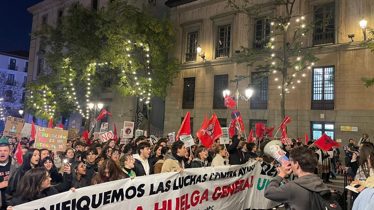 Los manifestantes por la universidad pública avanzan hacia Sol