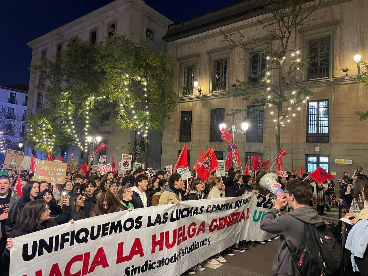 Los manifestantes por la universidad pública avanzan hacia Sol