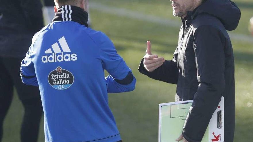 Unzué conversa con Rubén Blanco, de espaldas, en el entrenamiento de ayer en Balaídos. // Ricardo Grobas