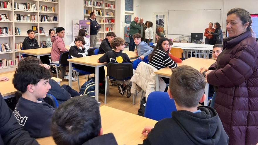 Lydia Espina, con los alumnos de tercero de la ESO del IES Escultor Juan de Villanueva que participaron en el taller. | C. V.