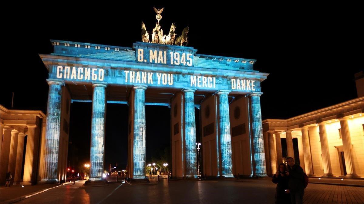 La puerta de Brandenburgo iluminada por las celebraciones del 75 aniversario del final de la II Guerra Mundial