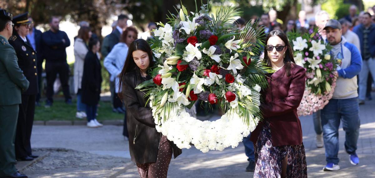 Familiares de los fallecidos en el accidente de Cerredo, en el homenaje al año del siniestro. | MIKI LÓPEZ