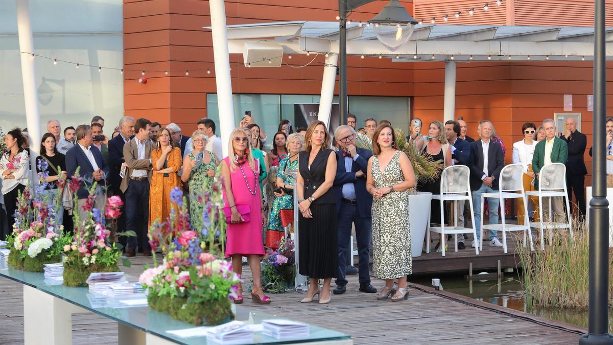 Natalia Chueca y Sara Fernández contemplan un vídeo resumen del Pilar de 2022 en la presentación de las fiestas en el Acuario.