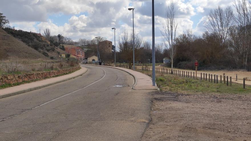 Un herido en una salida de la vía con colisión en la carretera de El Caracol en Benavente