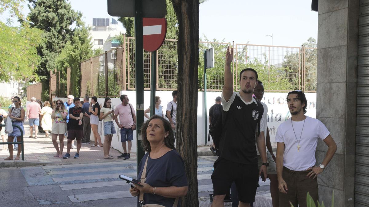 Vecinos en la calle tras la serie de terremotos este martes en Granada.