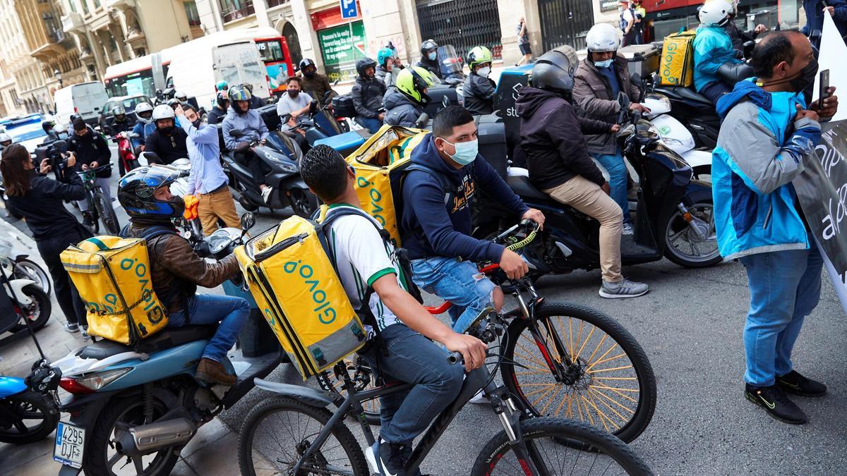 El Gobierno aprueba la ley 'rider' que obliga a las plataformas a contratarlos