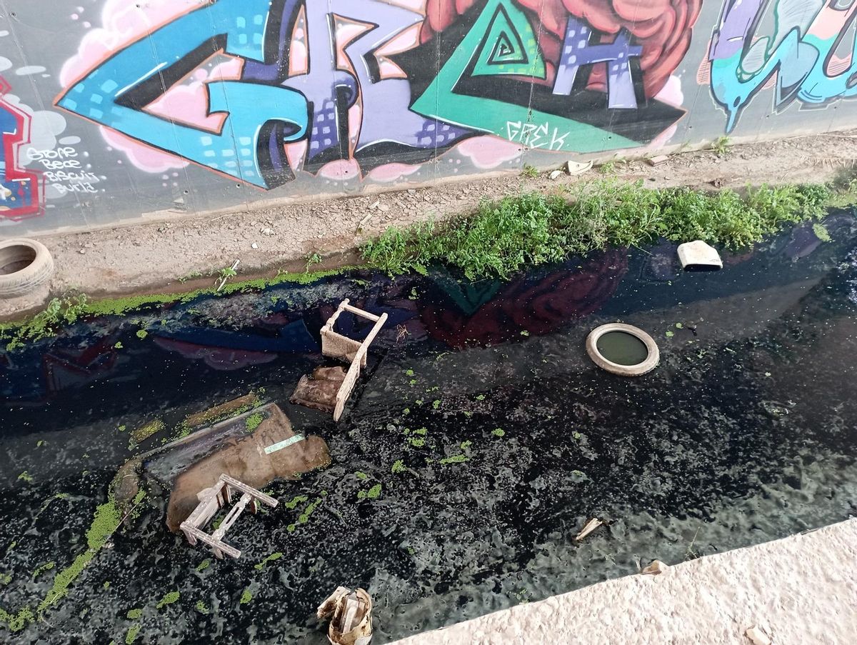 Canal de agua que desemboca en el Guadalhorce, junto al basurero.