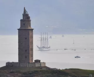 El ‘Elcano’ rinde homenaje a la expedición de 1525