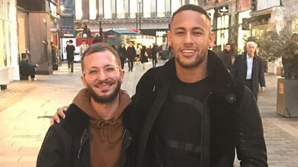 Neymar, con un aficionado en Londres