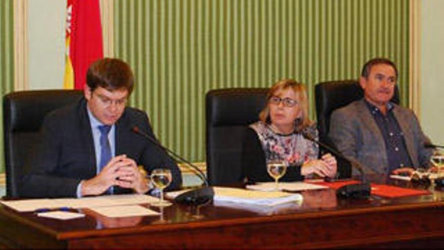 El conseller Sansaloni (izquierda) durante su comparecencia en el Parlament.