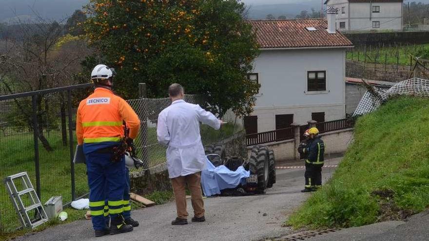 Accidente de tractor registrado el pasado 4 de febrero en Valga, con una persona fallecida. // N. Parga