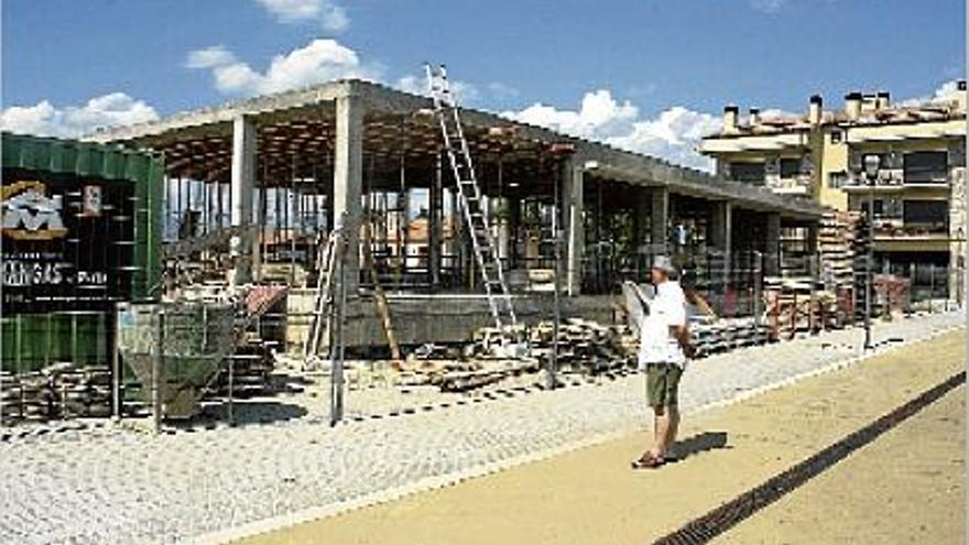 Màrquez observant l&#039;estat de les obres del nou edifici d&#039;equipament municipal a la plaça de l&#039;Olivera