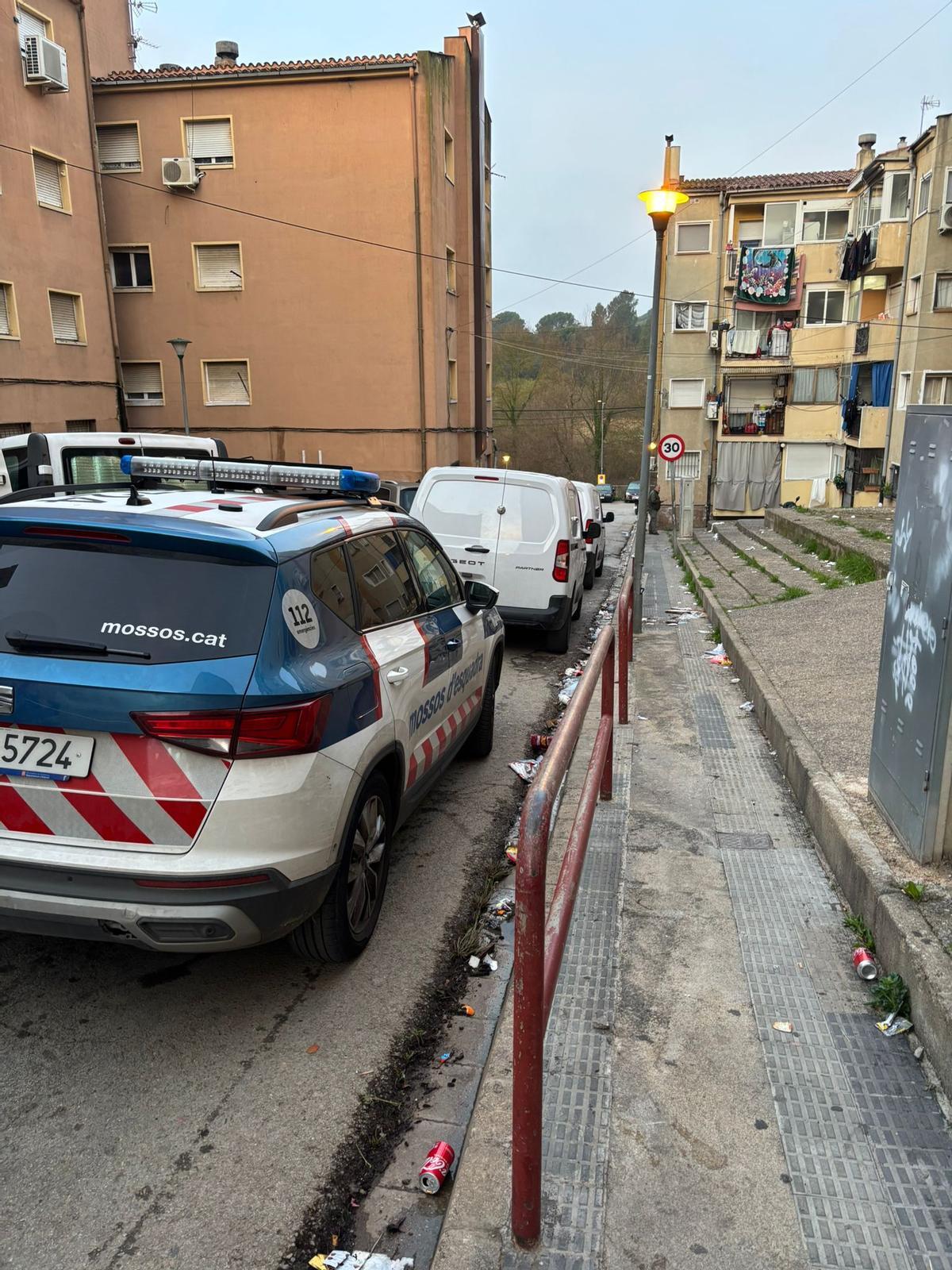 Un vehicle dels Mossos, durant el dispositiu de control de subministraments a Girona Est