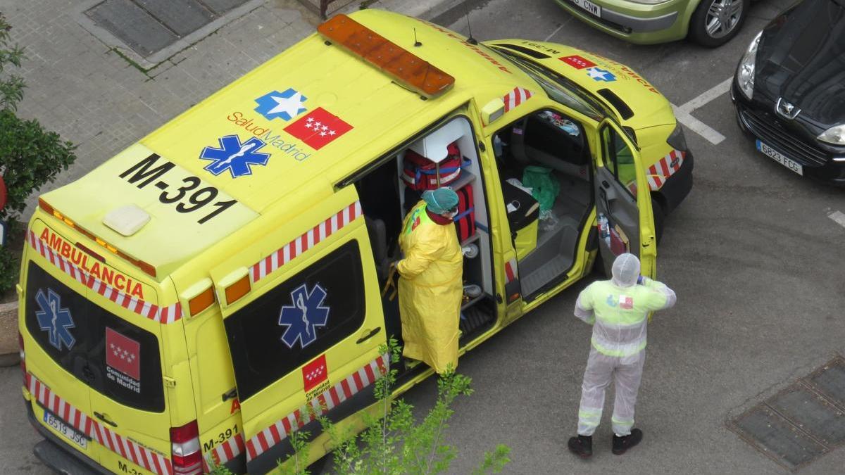 Una ambulància amb l&#039;equip d&#039;emergències preparat.