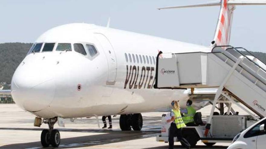 Una aeronave de Volotea en el aeropuerto de Ibiza.