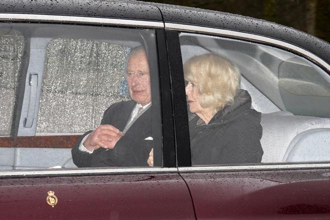 El rey Carlos y la reina Camilla regresan a Londres