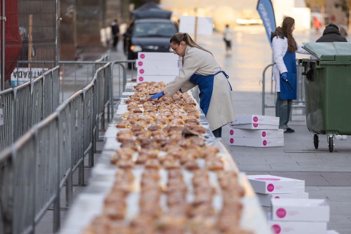 En imágenes | EL PERIÓDICO DE ARAGÓN reparte 20.000 raciones de roscón en la plaza del Pilar por San Valero