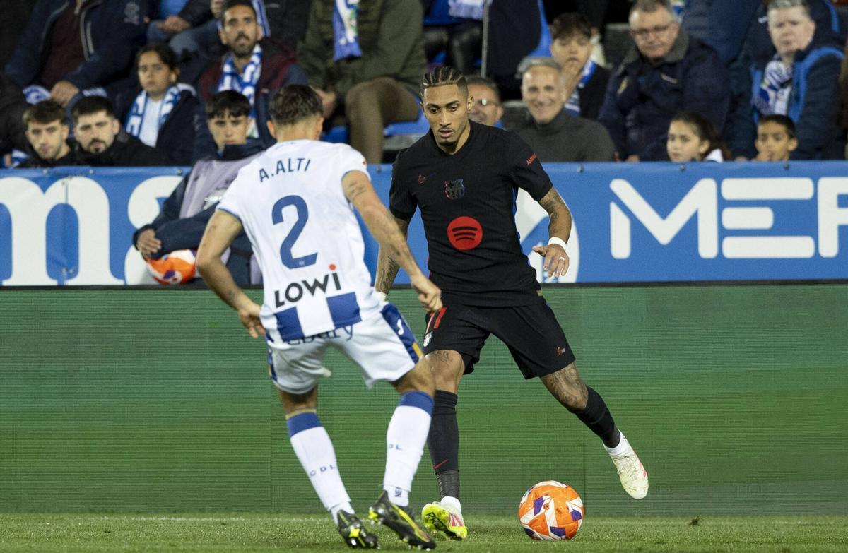 Raphinha encara a Adrià Altimira.