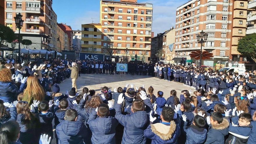 Alumnos y profesores del colegio Nazaret, en el acto celebrado en la plaza de Pedro Miñor. | Fernando Rodríguez