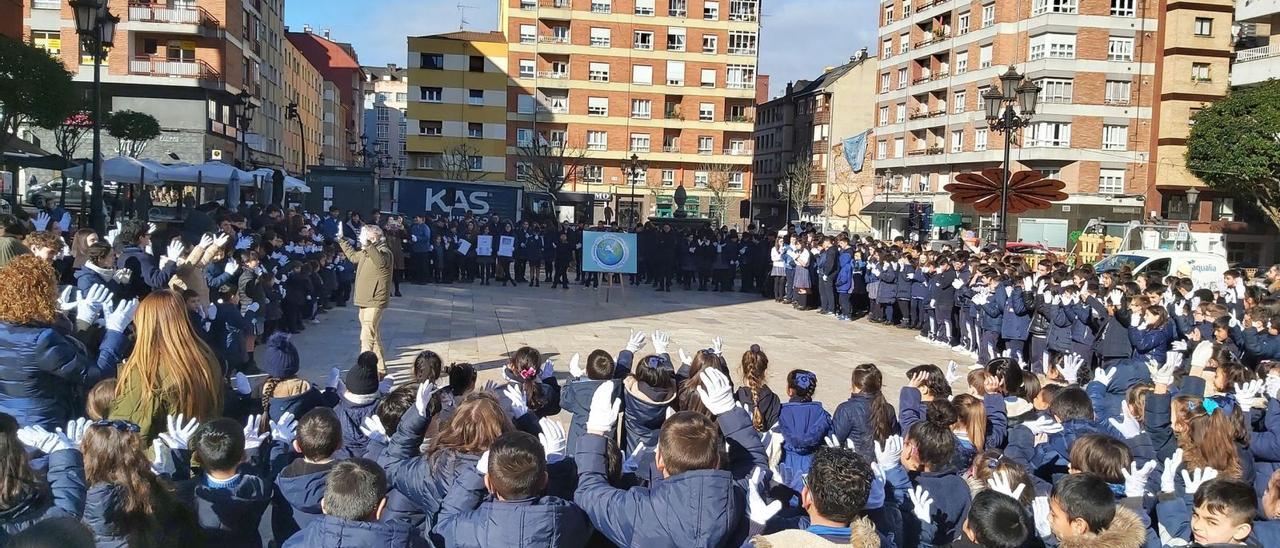 Alumnos y profesores del colegio Nazaret, en el acto celebrado en la plaza de Pedro Miñor. | Fernando Rodríguez