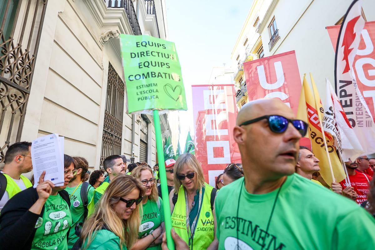Pancarta de 'Equips directius combatius' en la protesta ante las Corts
