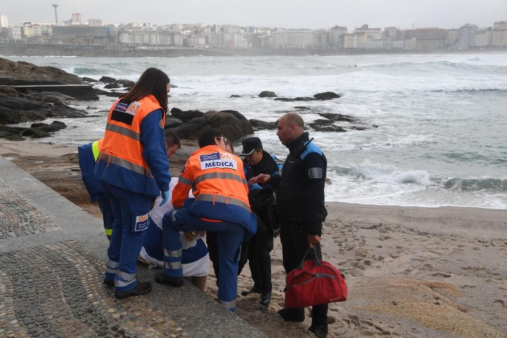 El 092 rescata a un bañista de 90 años en Riazor