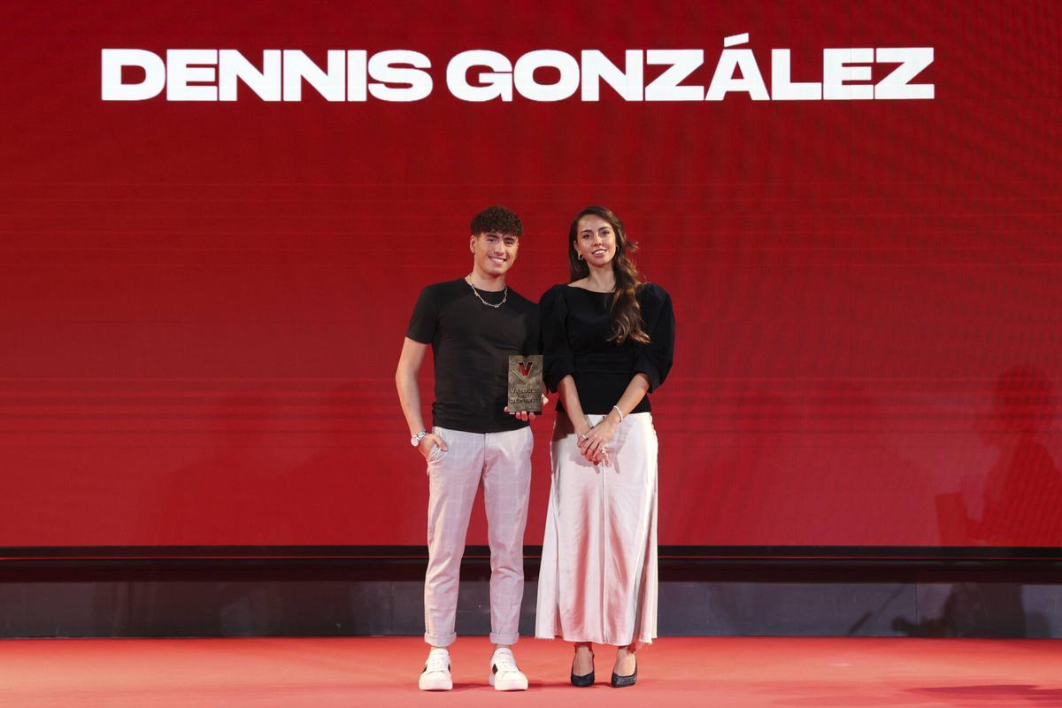 VIII Gala Valores del deporte de Diario Sport 2025.  Premio Valores Masculino: Dennis González, campeón del mundo en natación artística. Entrega el premio Iulene Servent, subdirectora del Diario Sport