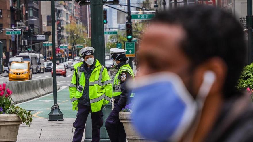 Un hombre con mascarilla en una calle de Nueva York.