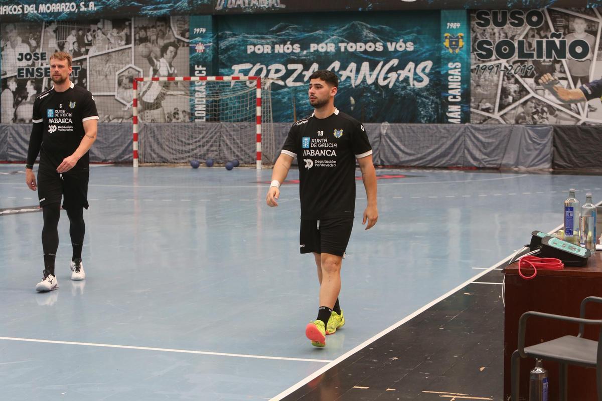 Arnau Fernández (derecha), ayer junto a Mads Thymann en el pabellón de O Gatañal.