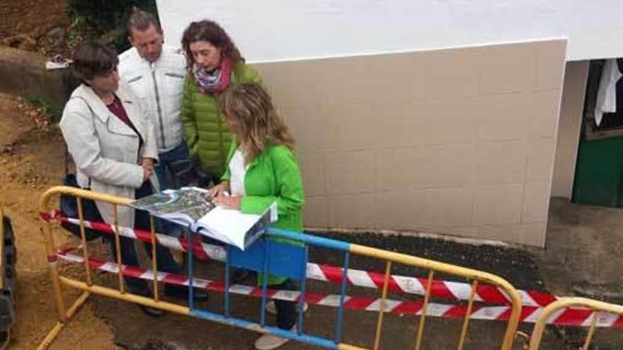 Ana Rivas (primera por la izquierda) y Cristina Pontón (tercera), ayer, durante la visita a las obras de saneamiento.