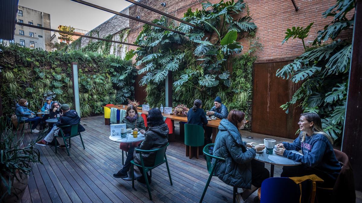 Terraza-cafetería de la Llibreria Finestres.