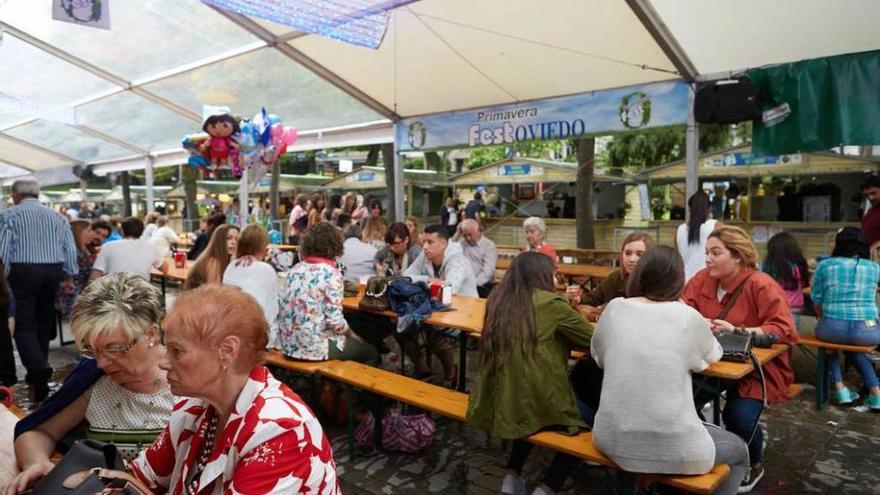 El paseo del Bombé, con la carpa y las casetas del Festival de Primavera organizado por los hosteleros en 2015.