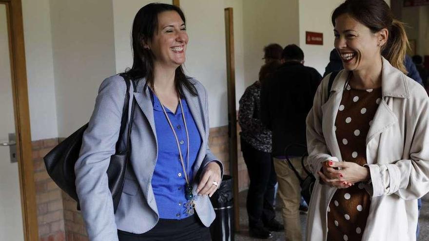 Elena Gil, a la izquierda, con Paula Beirán, ayer en la Escuela Politécnica de Gijón.