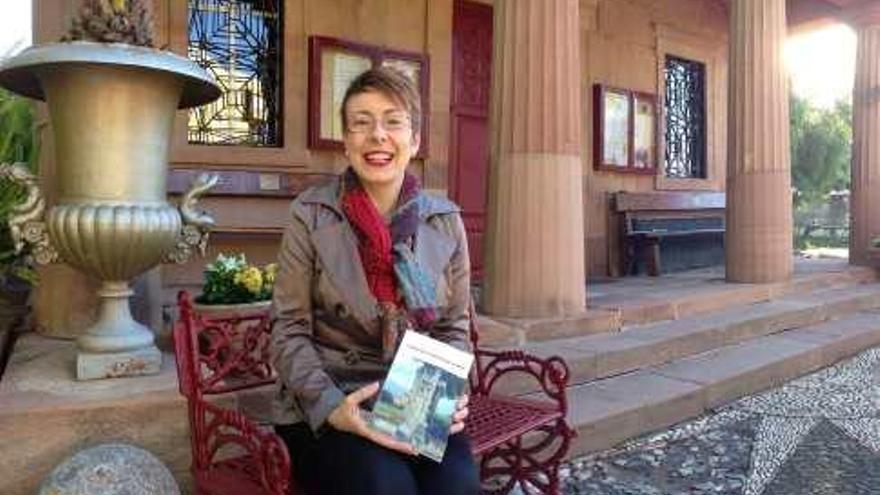 Alicia Marchant, con su libro Estudios sobre el cementerio inglés de Málaga, junto a la capilla anglicana del camposanto.